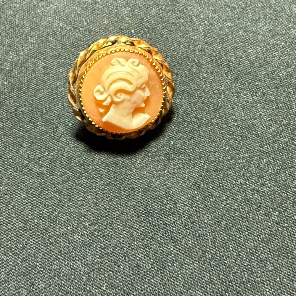 PRICE FIRM • screw back 1/20 12K gold filled carved cameo stud earring *single*
